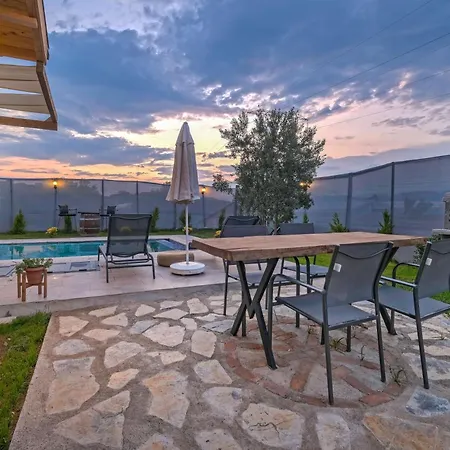 Villa West *